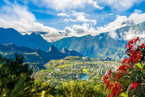 paesaggio con il villaggio di cilaos nel cirque de cilaos, isola di la reunion - territori francesi doltremare foto e immagini stock