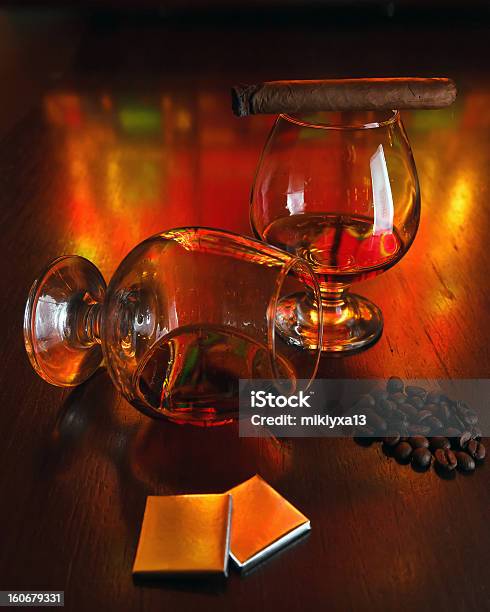Due Bicchieri Di Brandy Con Cioccolato - Fotografie stock e altre immagini di Alchol - Alchol, Bibita, Bicchiere