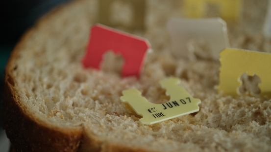 label sticker that shows the Best Before date of bread.