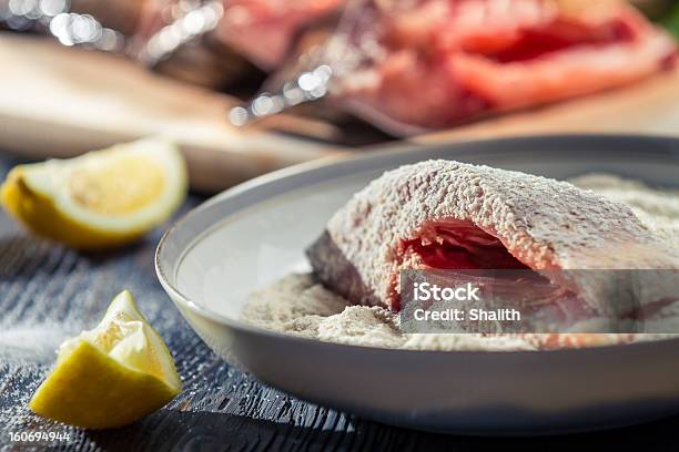 Foto de Preparação De Peixe Fresco Frito Em Massa e mais fotos de stock de Alimentação Saudável - Alimentação Saudável, Amarelo, Carne