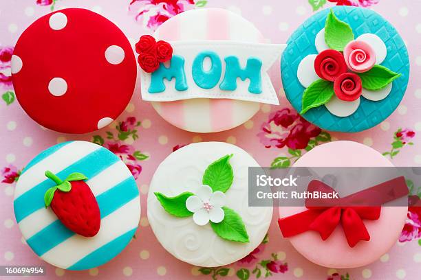 Cupcakes Do Dia Da Mãe - Fotografias de stock e mais imagens de Vista de Cima para Baixo - Vista de Cima para Baixo, Bolinho, Bolo - Sobremesa