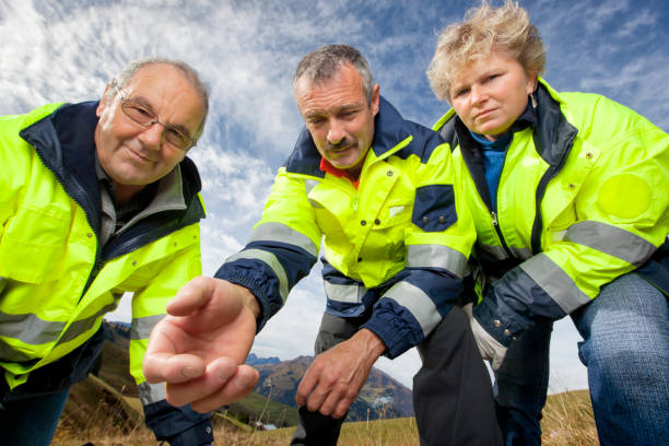 swiss paramedics equipe curvar-se e oferecer ajuda em alpes australianos - rescue mountain horizontal three people - fotografias e filmes do acervo