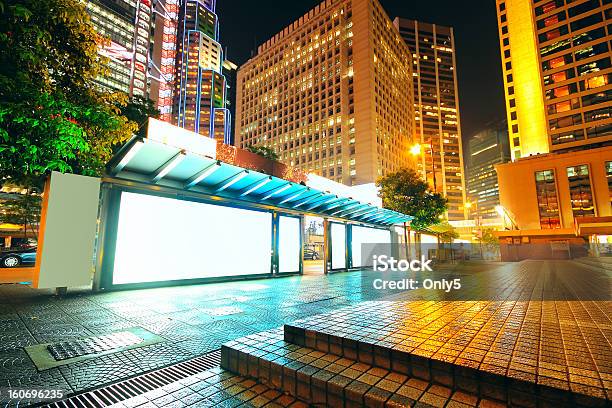 空の看板にバス停でのご宿泊 - 広告看板のストックフォトや画像を多数ご用意 - 広告看板, 夜, からっぽ