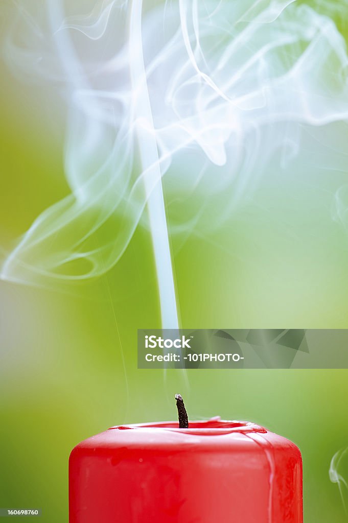 Последний Красная Свеча с дым - Стоковые фото Без людей роялти-фри