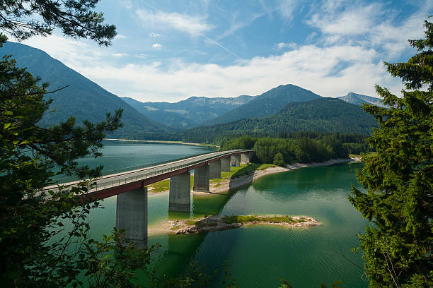 Ponte sobre o Lago Sylvensteinsee - foto de acervo