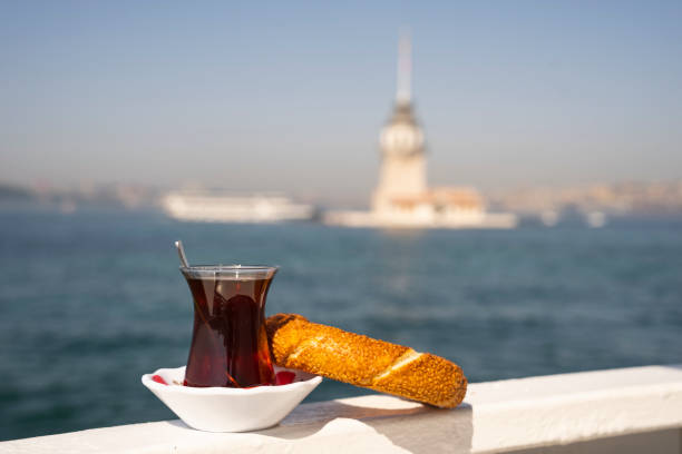 thé turc (türk cayi) et bagel turc (turk simit) devant les rues uskudar photo, tour des vierges et kuzguncuk, üsküdar istanbul, turquie (turkiye) - istanbul üsküdar maidens tower tower photos et images de collection