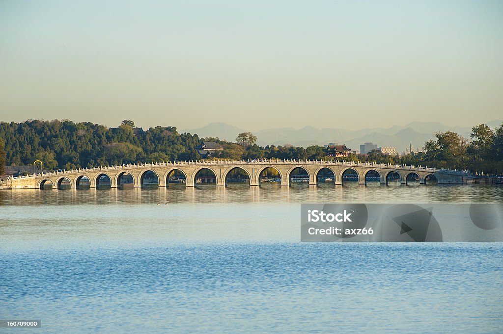 Dezessete-Arch Bridge at Summer Palace, Beijing - Foto de stock de Capitais internacionais royalty-free