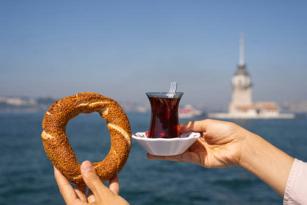 thé turc (türk cayi) et bagel turc (turk simit) devant les rues uskudar photo, tour des vierges et kuzguncuk, üsküdar istanbul, turquie (turkiye) - istanbul üsküdar maidens tower tower photos et images de collection