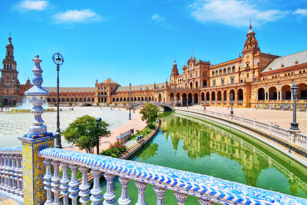 plaza de españa en sevilla - seville sevilla bridge arch fotografías e imágenes de stock