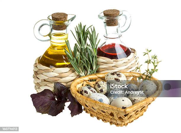 Huevo De Codorniz En Una Cesta Foto de stock y más banco de imágenes de Aceite para cocinar - Aceite para cocinar, Albahaca, Alimento