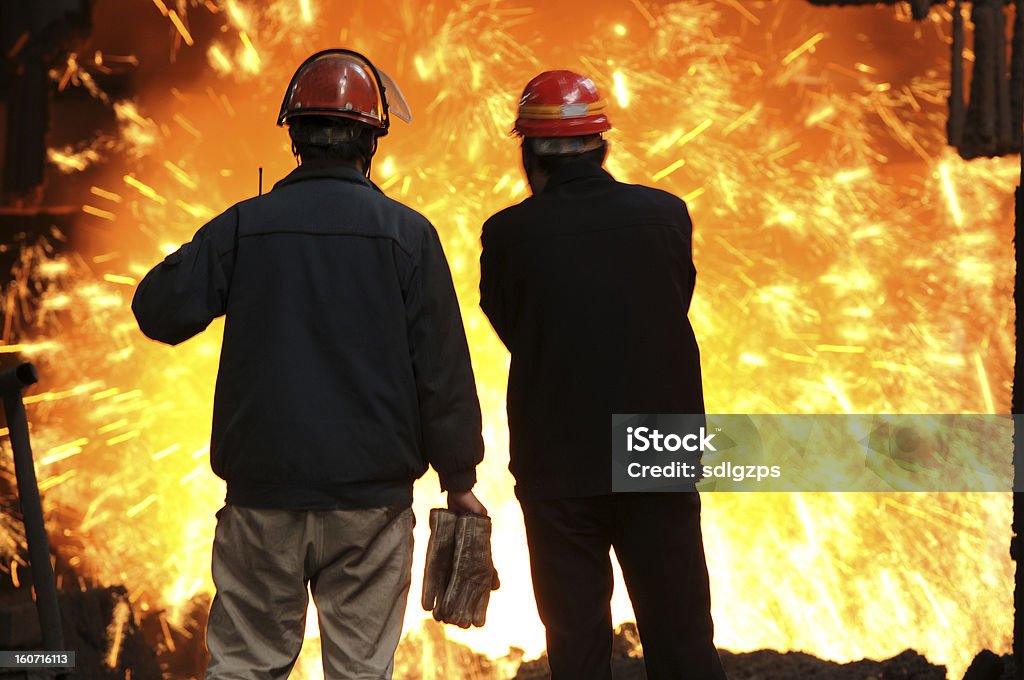Dos hombres con las salpicaduras de hierro fundido - Foto de stock de Accesorio de cabeza libre de derechos