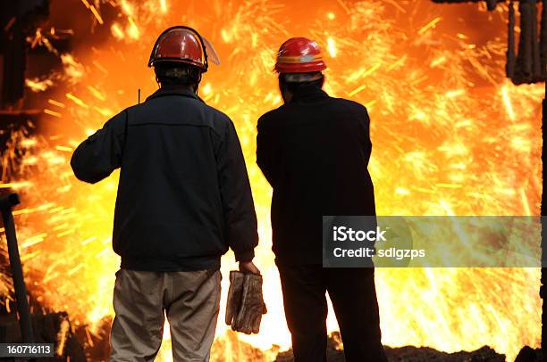 Foto de Dois Homens Olhando As Descidas De Ferro Fundido e mais fotos de stock de Adulto - Adulto, Artigo de vestuário para cabeça, Atividade