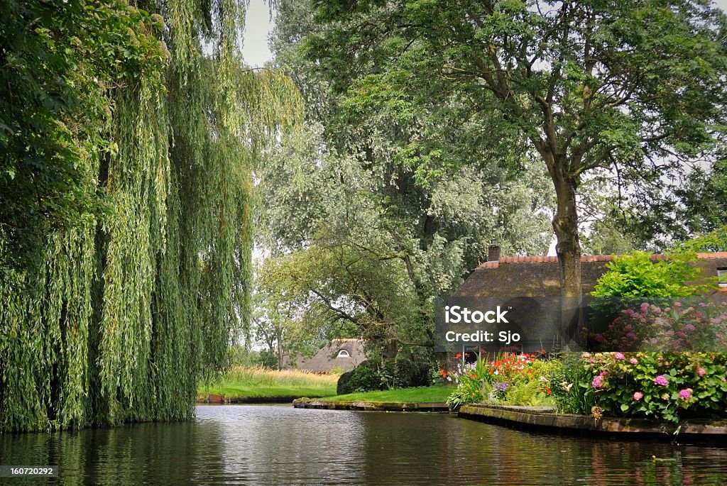 Canal del pueblo - Foto de stock de Casita de campo libre de derechos