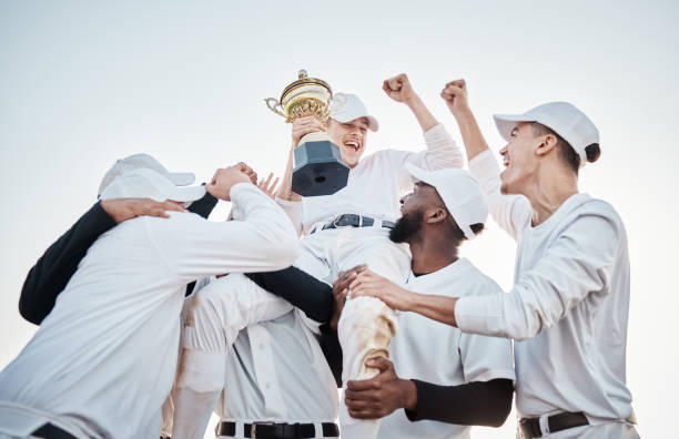 baseball-team, trophäengewinn und männer mit auszeichnung für teamwork, spiel und fitness. gewinner, vielfalt und glückliche zusammenarbeit der begeisterten athletengruppe zusammen mit dem wettkampferfolg outdoor - baseballmannschaft stock-fotos und bilder