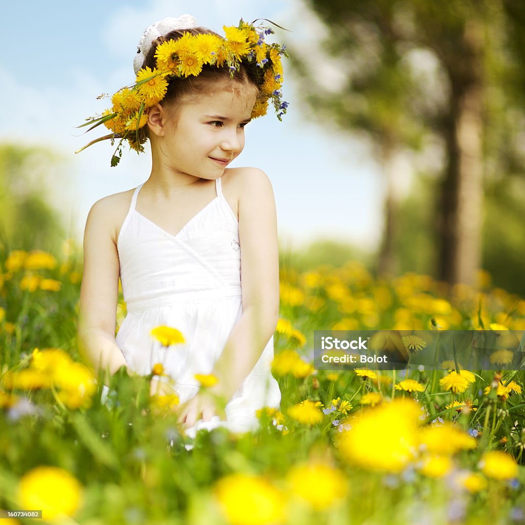 Little girl entre dandelions de estar - Foto de stock de 6-7 años libre de derechos
