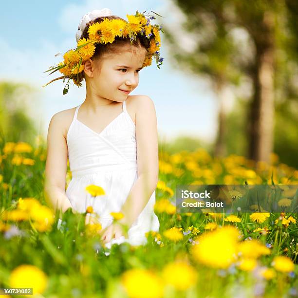 Little Girl Entre Dandelions De Estar Foto de stock y más banco de imágenes de 6-7 años - 6-7 años, Actividades recreativas, Aire libre