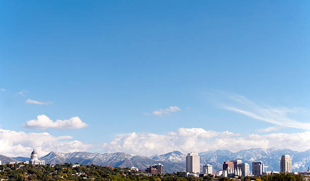 Vista de los edificios de la ciudad de Salt Lake contra el cielo azul - foto de stock