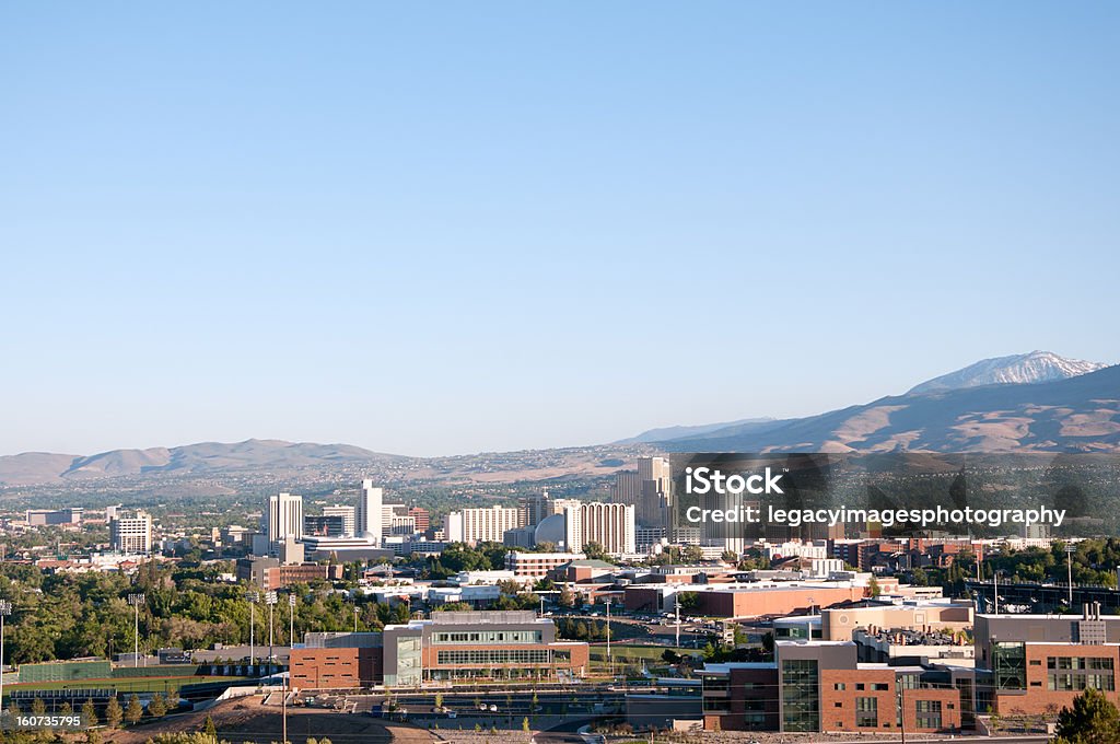 Vista de los edificios de la ciudad de Reno, Nevada, que incluyen University of Nevada Reno - Foto de stock de Reno - Nevada libre de derechos