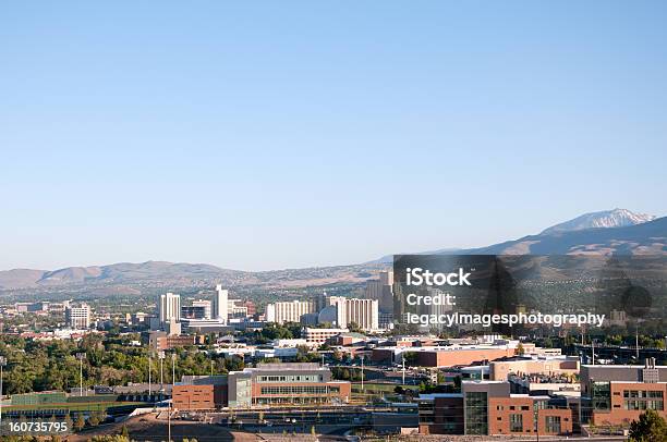 Vista De Los Edificios De La Ciudad De Reno Nevada Que Incluyen University Of Nevada Reno Foto de stock y más banco de imágenes de Reno - Nevada
