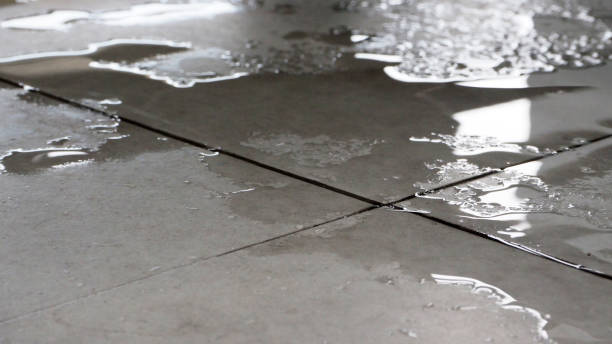 wet floor close up. it can cause slippery by water. - floor wet slippery danger imagens e fotografias de stock