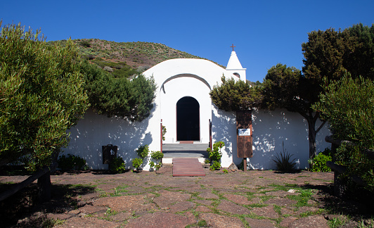 Entrada principal a la ermita Virgen de Los Reyes en la isla canaria de El Hierro.