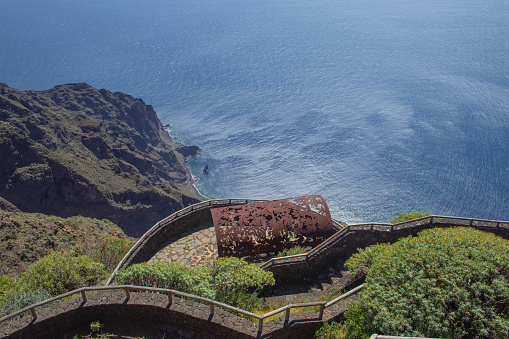 Panorámica del Mirador de Isora, al borde del acantilado. En la isla de El Hierro.