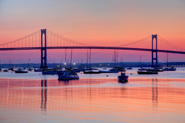 Newport Bridge in Rhode Island The Newport Bridge connects the city of Newport on Aquidneck Island and the Town of Jamestown middlesbrough stock pictures, royalty-free photos & images