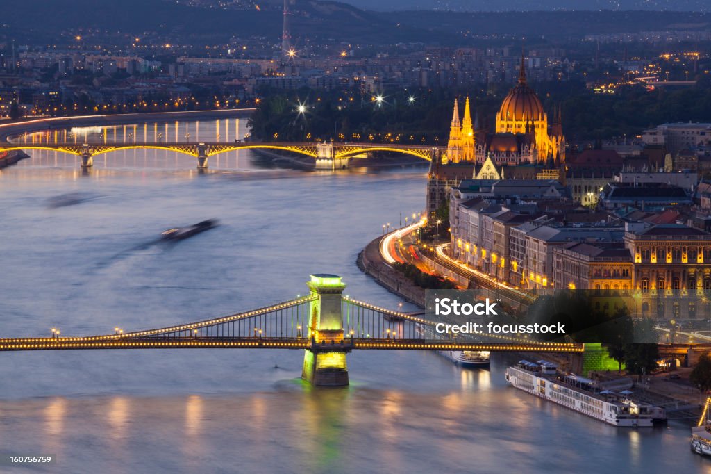 Rio Danúbio, Budapeste à noite - Foto de stock de Barco de passageiros royalty-free