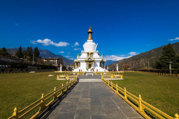 national memorial chorten ansicht von thimphu während des tages - bhutanese flag stock-fotos und bilder