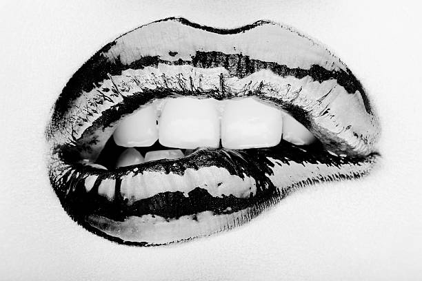 女性彼女の唇を噛む - 官能 スト  ックフォトと画像