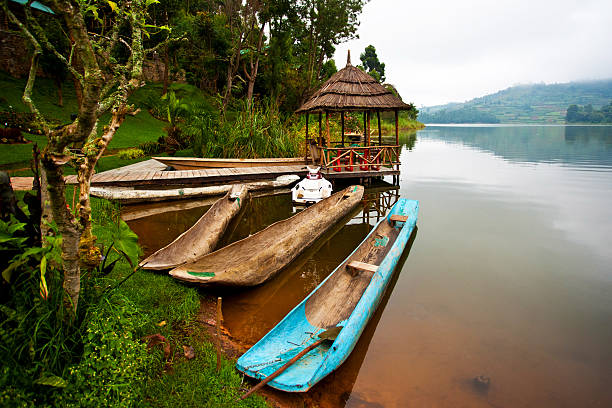 lago bunyonyi no uganda, áfrica - uganda imagens e fotografias de stock