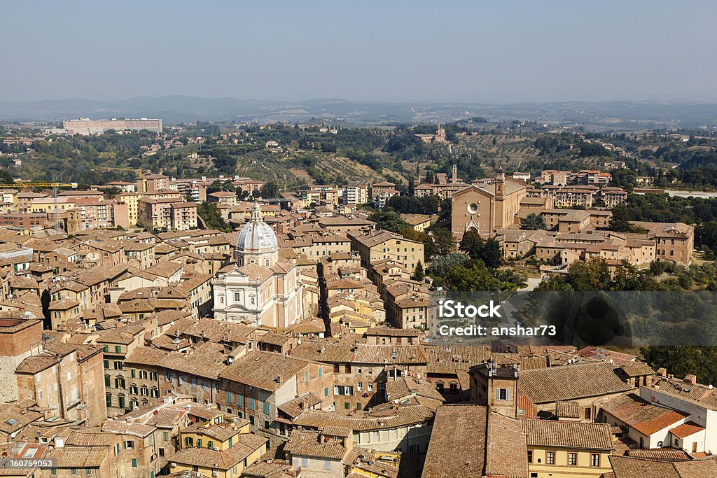 Veduta aerea sui tetti e case di Siena, Toscana, Italia - Foto stock royalty-free di Ambientazione esterna