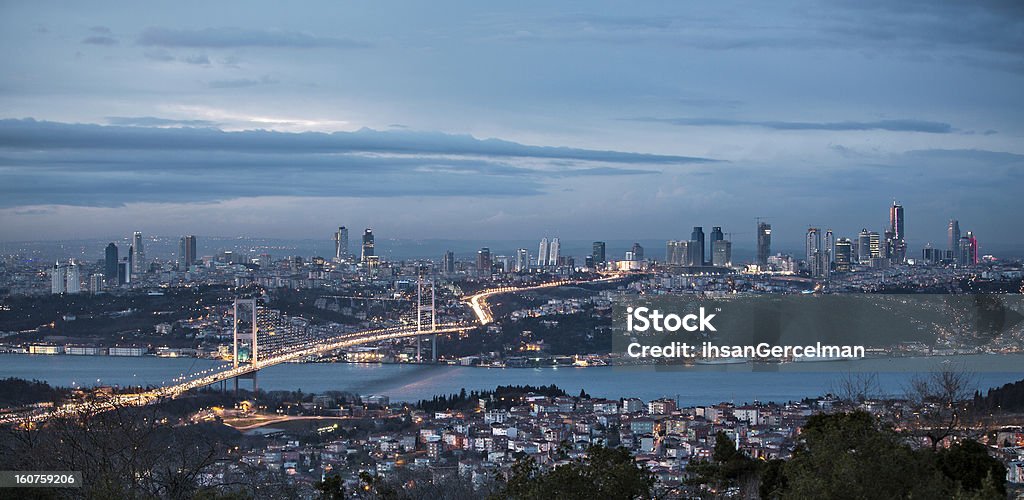 Estrecho de Bósforo y puente de noche, Istanbul - Foto de stock de Estambul libre de derechos