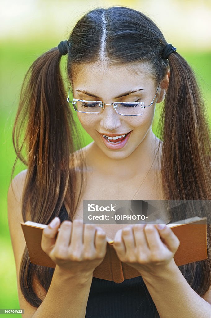 Sorrindo Jovem mulher lendo livro - Foto de stock de Adulto royalty-free