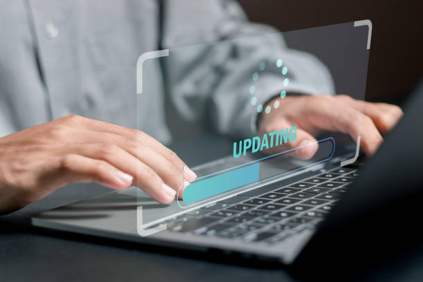 Software updates or operating system upgrades to keep your device up to date with enhanced functionality in new versions and improved security. Businessman working and installing update process on laptop. actualizaciones de software o actualizaciones del sistema operativo para mantener su dispositivo actualizado con funcionalidad mejorada en nuevas versiones y seguridad mejorada. empresario trabajando e instalando el proceso de actualización en la computad