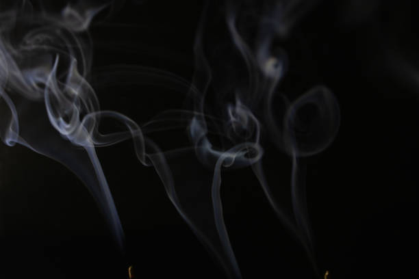 黒い背景に白い煙。 - wispy smoke steam swirl ストックフォトと画像