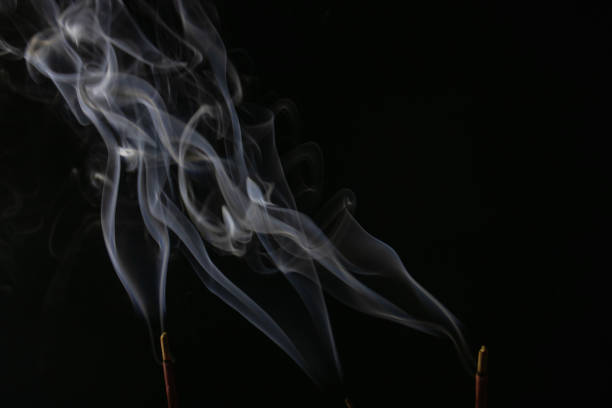 검은 배경에 하얀 연기가 흐른다. - wispy smoke steam swirl 뉴스 사진 이미지