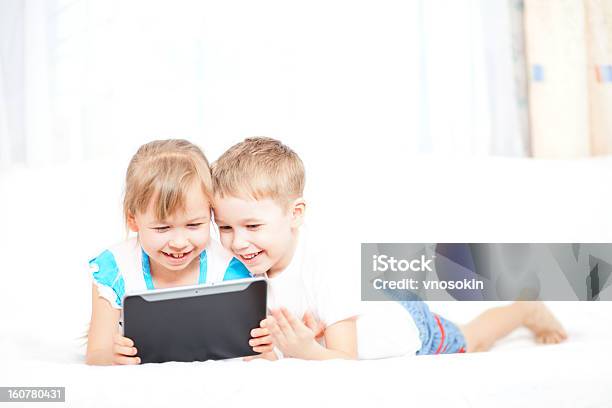 Dzieci Z Komputera Typu Tablet - zdjęcia stockowe i więcej obrazów Biały - Biały, Brat, Chłopcy