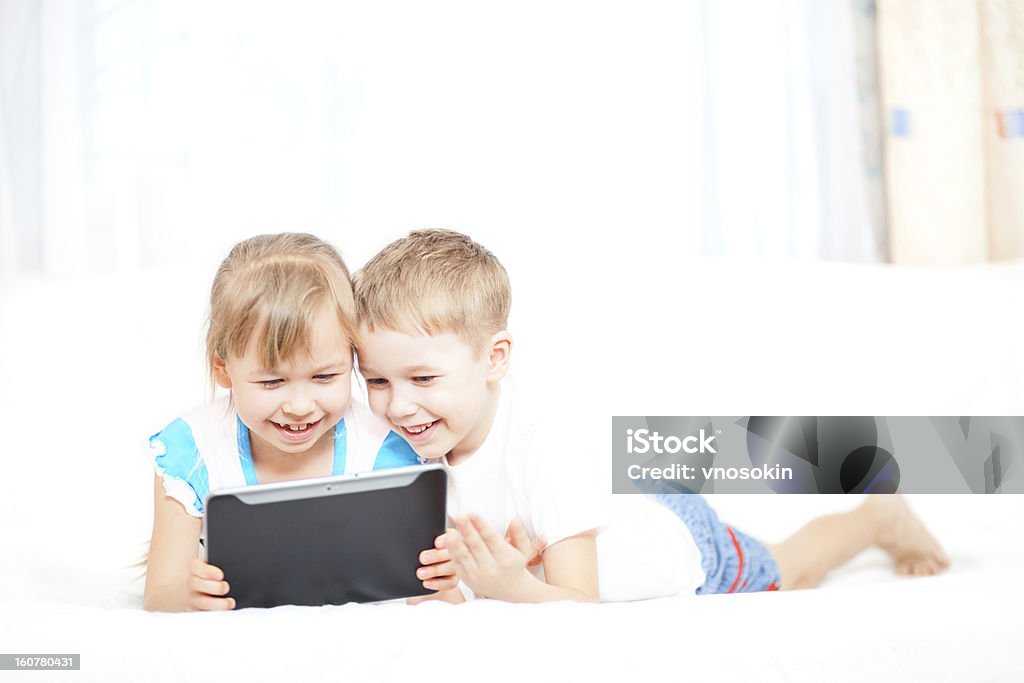 Crianças com tablet computador - Foto de stock de Aconchegante royalty-free