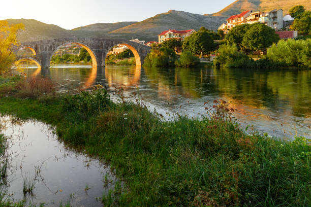 trebinje, vecchio ponte sul fiume trebisnica al tramonto - trebinje foto e immagini stock