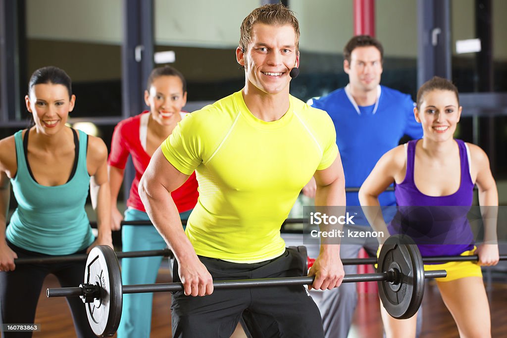 Musculação na academia de ginástica com halteres - Foto de stock de Academia de ginástica royalty-free