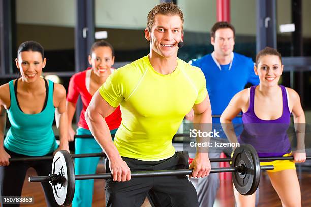 Foto de Musculação Na Academia De Ginástica Com Halteres e mais fotos de stock de Academia de ginástica - Academia de ginástica, Adulto, Atividade