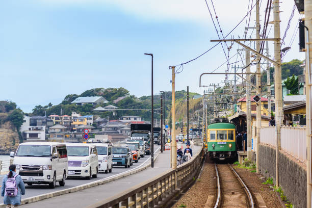 l’enoshima electric railway (enoden) est le sixième plus ancien chemin de fer du japon qui relie la gare de kamakura à la gare de fujisawa à fujisawa, kanagawa. - kamakura japan tourist people photos et images de collection