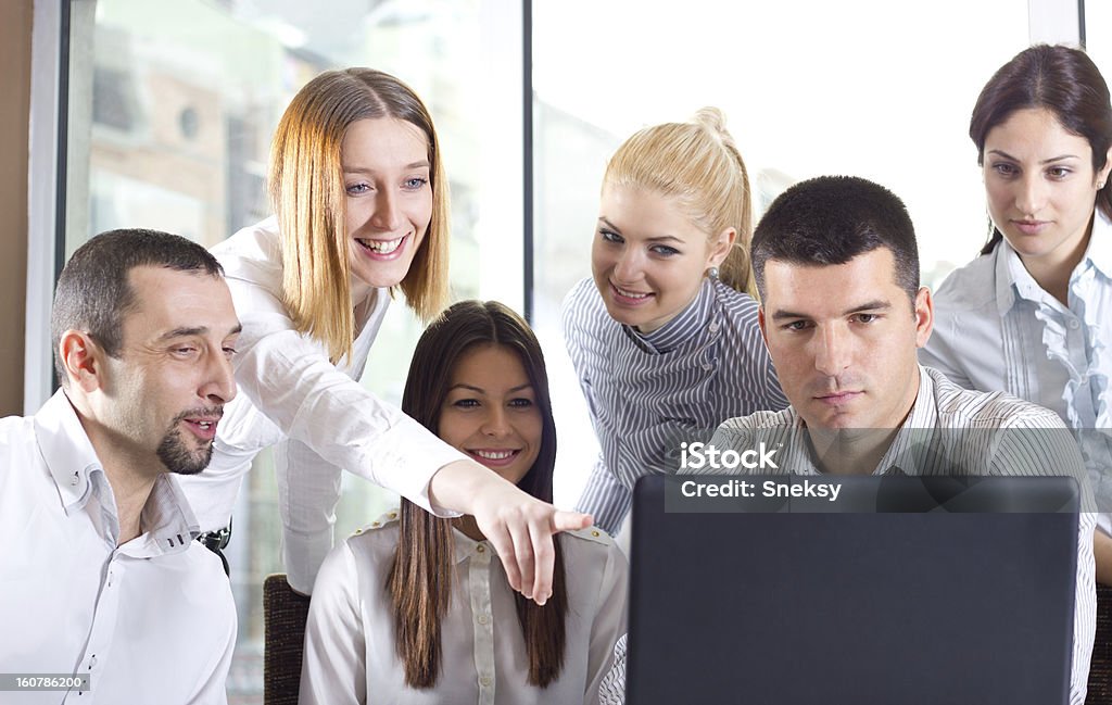 Groupe de jeunes gens d'affaires de travail - Photo de Adulte libre de droits