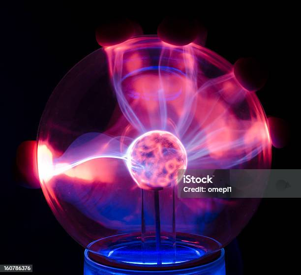 Foto de De Plasma Com Uma Luminária Atrás Palm e mais fotos de stock de Azul - Azul, Ciência, Eletródio