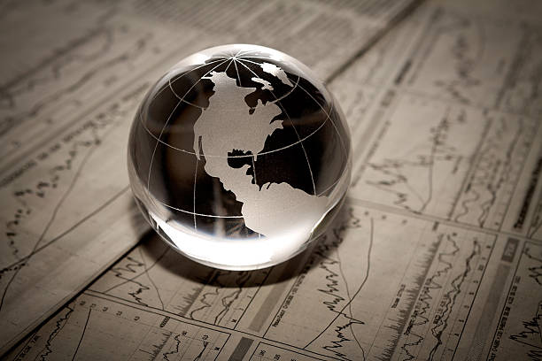 globo con documenti finanziari - glasses stock market finance newspaper foto e immagini stock