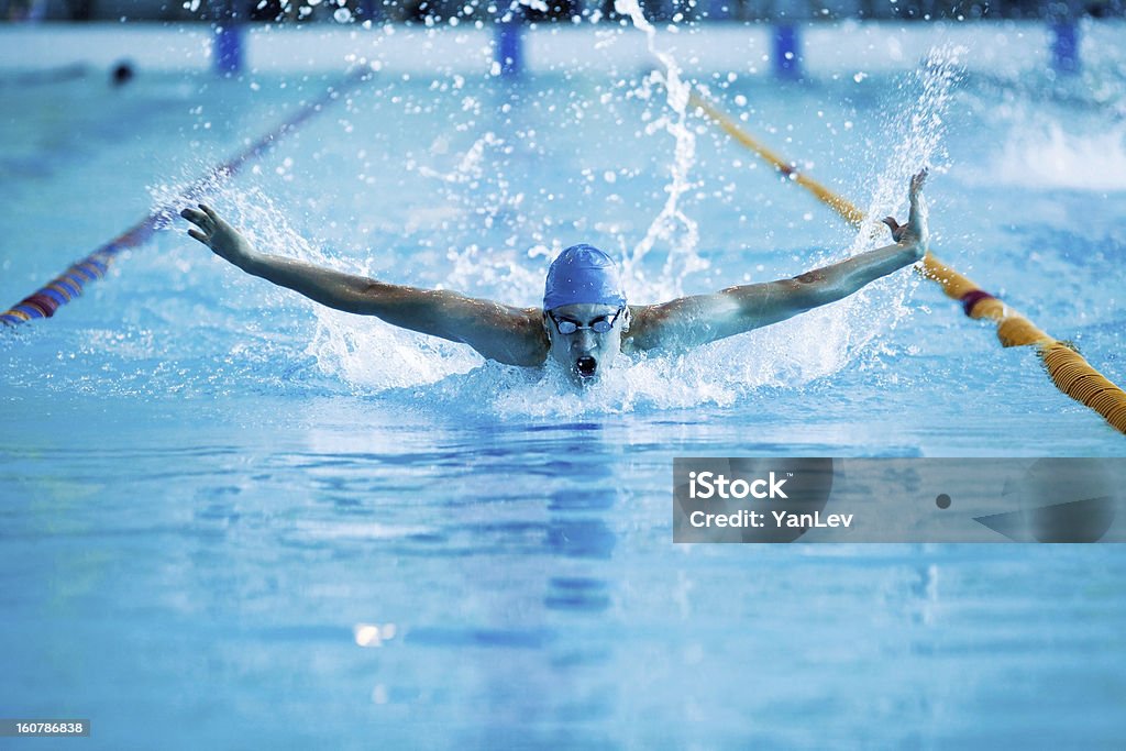男性の気持ちよいひと泳ぎ、バタフライ - バタフライのロイヤリティフリーストックフォト