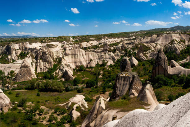 отдых в турции с видом на долину гёреме летом - goreme rural scene sandstone color image стоковые фото и изображения