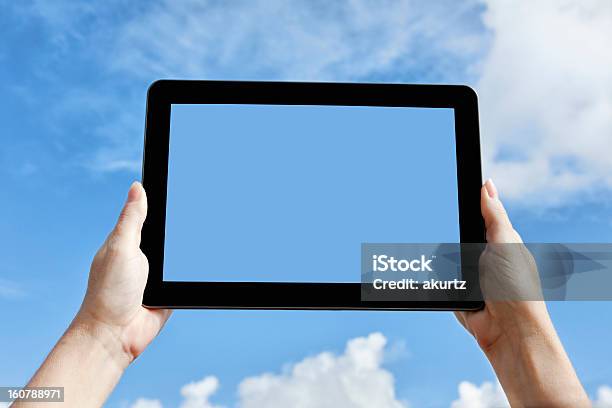 Mão Segurando A Tablet Com Blanked Fora Do Ecrã - Fotografias de stock e mais imagens de 25-29 Anos - 25-29 Anos, Adulto, Agenda Eletrónica