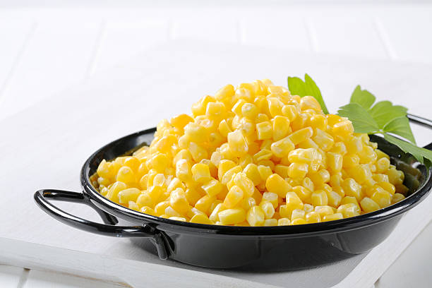 kukurydza cukrowa ziarna w czarny zapiekanka - corn on the cob corn cooked boiled zdjęcia i obrazy z banku zdjęć